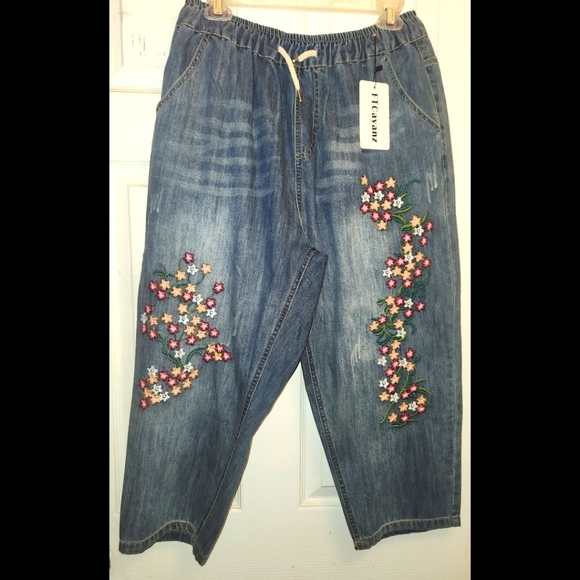 Floral Embroidered Capri Jeans - Picture 2 of 6